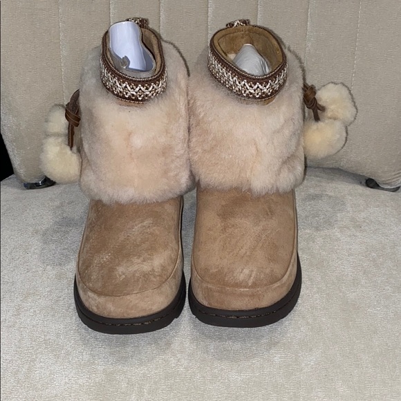 BEAUTIFUL BRAND NEW UGGS! - Picture 1 of 4